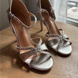 NIB Lauren Lorraine Silver Daisy Elegant Strappy Heels 🔥